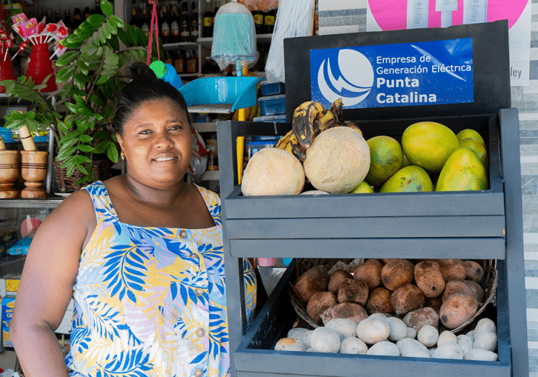 Punta Catalina impulsa el emprendimiento local con entrega de exhibidores a comerciantes