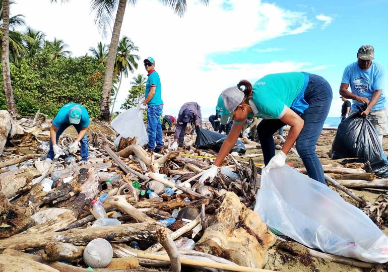 EDENORTE lidera jornada de limpieza en Playa Boca de Nagua en el marco del Día Internacional de Limpieza de Playas, Costas y Riberas