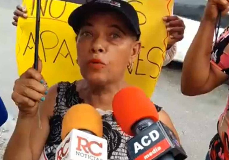 Video | "En el gobierno de Danilo la gente tenía inversores y los vendieron porque la luz no se iba, ahora estamos usándo velas", dice ama de casa