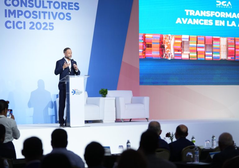 Aduanas detalla las ventajas del cumplimiento voluntario y la declaración anticipada ante consultores impositivos