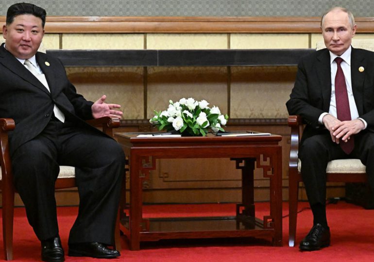 Video: La inusual limpieza de los asistentes de Kim Jong-un tras su reunión con Vladimir Putin en Beijing