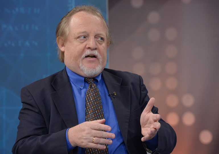 La baja del petróleo aliviará subsidios y ahorrará millones de dólares al país, según el economista Henri Hebrard