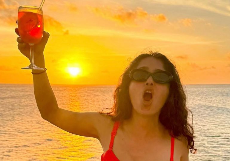 Salma Hayek celebra su cumpleaños 59 con un brindis al atardecer