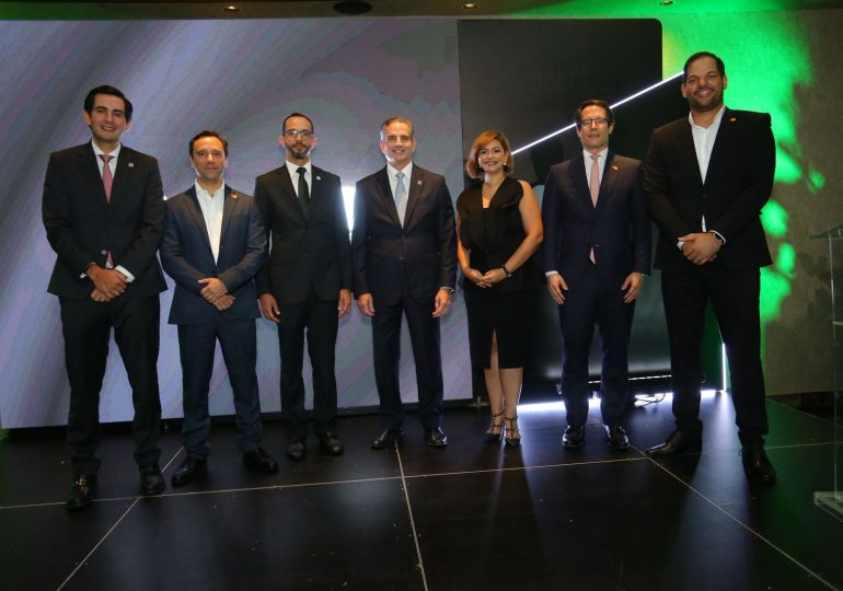 Compatto presentación de nueva tarjeta bancaria, de Lafise