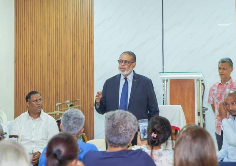 Director Desarrollo de la Comunidad escucha comunitarios y deportistas en SDE