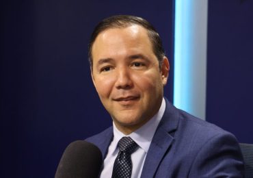 Johnny Pujols acusa al gobierno de despilfarro y opacidad en el gasto público