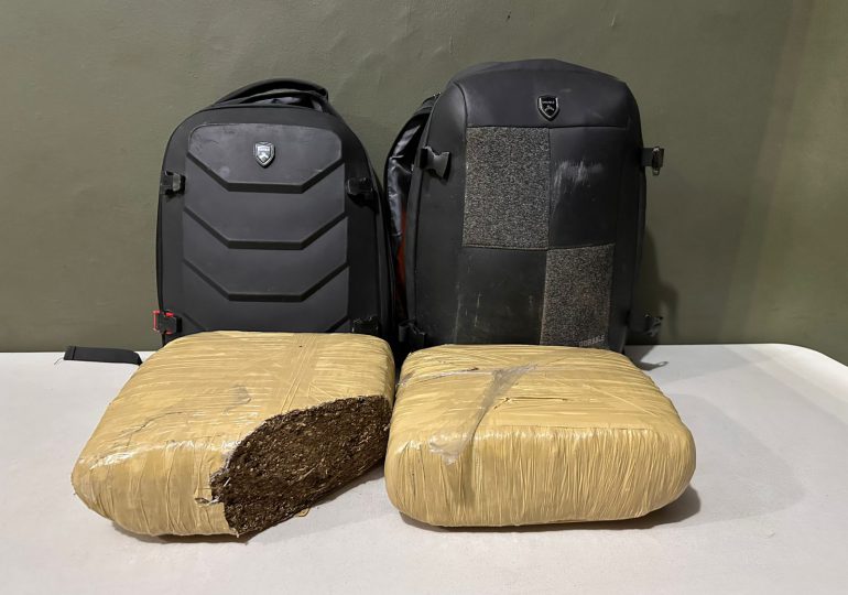 Video: Ejército ocupa unas 19 libras de presunta marihuana abandonadas por indocumentados haitianos en Dajabón