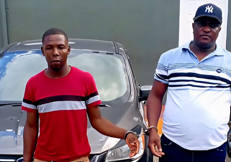 Video: Ejército detiene vehículo con indocumentado escondido en el baúl en San Juan de la Maguana