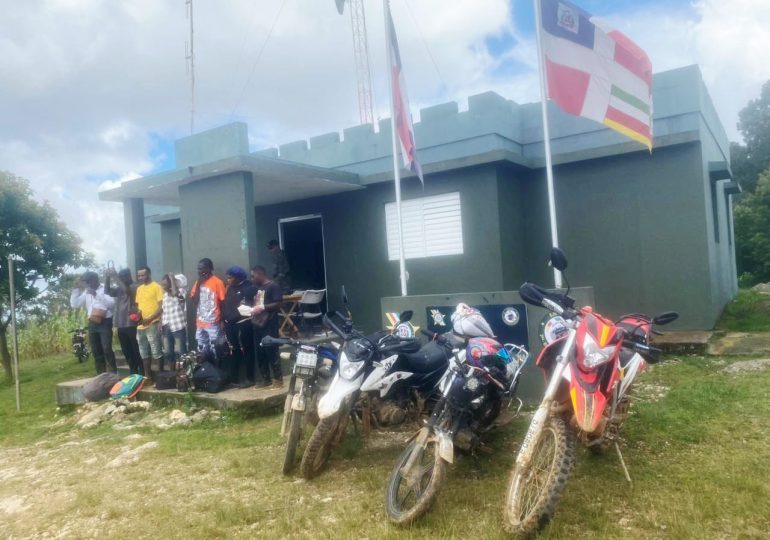 Detienen a siete haitianos indocumentados en cuatro motocicletas en San Juan de la Maguana