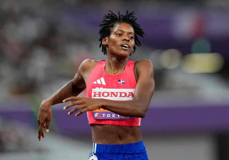 Marileidy Paulino avanza a la final de los 400 metros en el Mundial de Atletismo Tokio 2025; Descuido al final casi le cuesta la clasificación