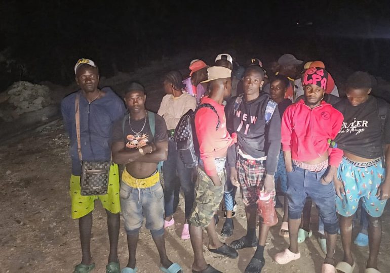 Video: Detienen haitianos indocumentados cruzando río en Elías Piña