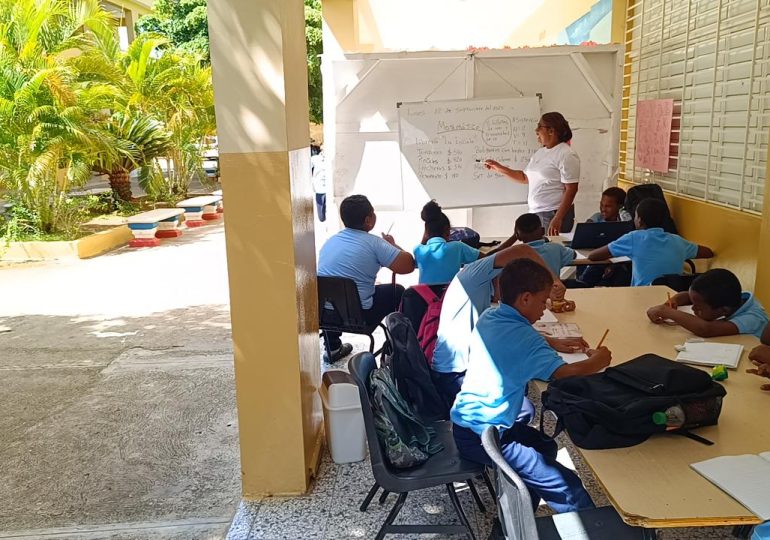 Estudiantes de escuela en Dajabón reciben clases en Comedor, Pasillo, Biblioteca y otras áreas por falta de aulas