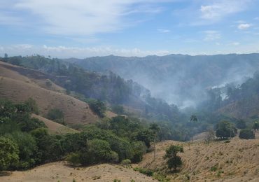Medio Ambiente controla incendio forestal en Las Cejitas, Jánico y continúa labores de liquidación