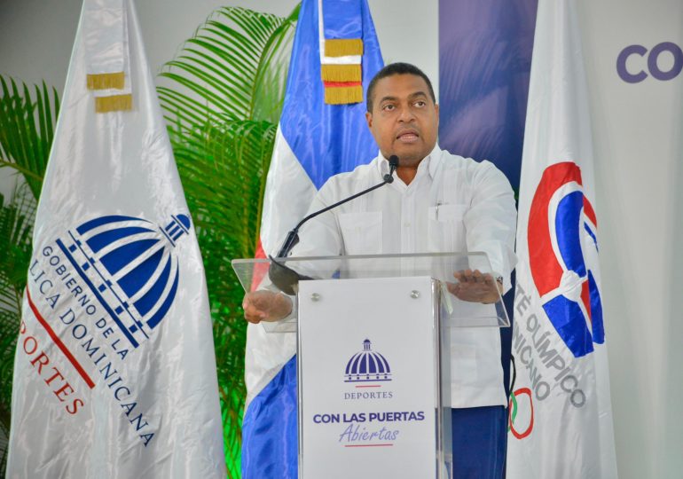 José Monegro lanza primera bola en el Citi Field previo a partido entre Nacionales y Mets