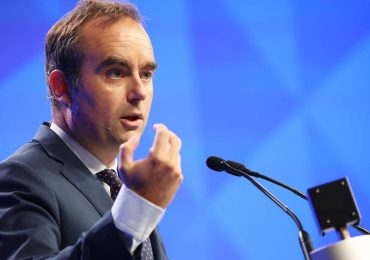 Macron nombra rápidamente a un primer ministro para intentar cerrar la crisis política