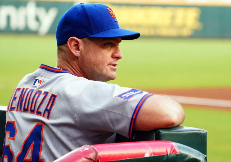 Mendoza seguirá como mánager de los Mets en el 2026