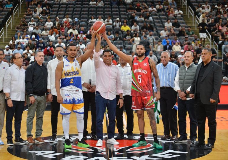 Ministro Kelvin Cruz hace saque de honor en juego Mauricio Báez vs Bameso en Prudential Center, New Jersey