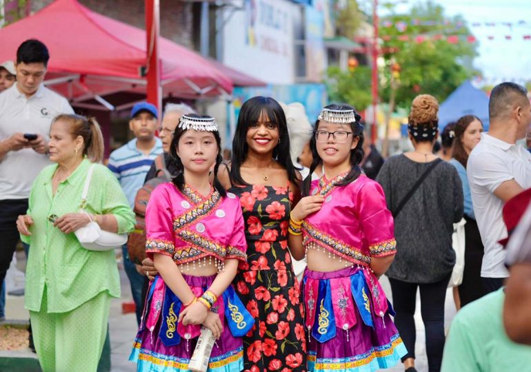 Proyectan episodio 3 de Migrantes en el Barrio Chino de Santo Domingo