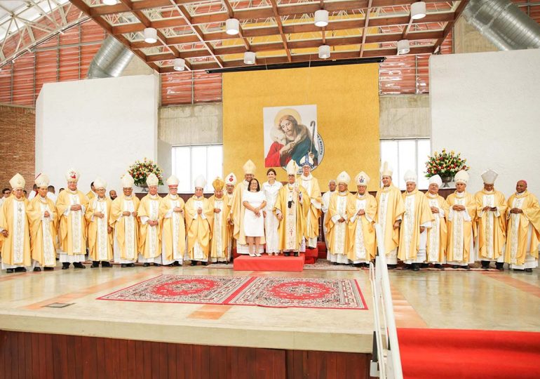 Raquel Peña participa en la ordenación de Monseñor Andrés Amauri Rosario Henríquez como Obispo Auxiliar de Santiago