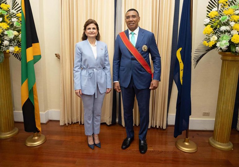 Video | Raquel Peña consolida lazos de cooperación con el gobierno de Jamaica al asistir a la juramentación del primer ministro Andrew Holness