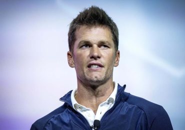 Tom Brady sale del retiro para jugar fútbol bandera en Arabia Saudí