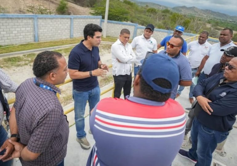 Wellington Arnaud se reune con comunitarios de Azua