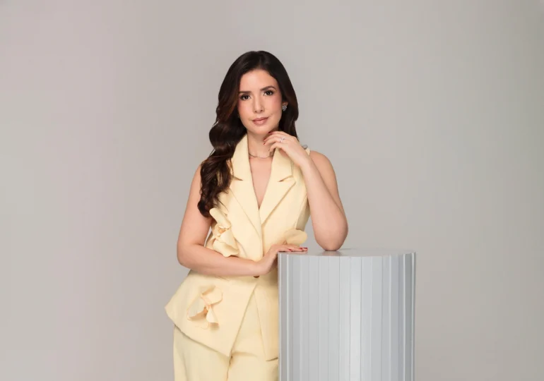 Karina Alarcón presentará la tercera temporada de “De cerca”