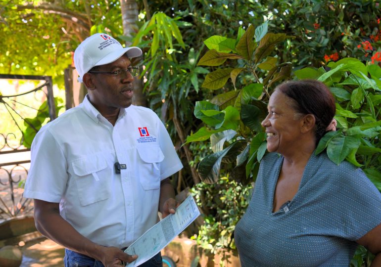 Programa “Títulos en Casa” lleva seguridad jurídica a familias de El Pocito, Montecristi