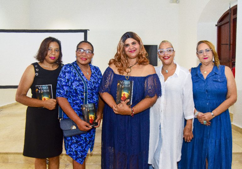 Roxanna Báez presenta su primera novela Venice y Josué