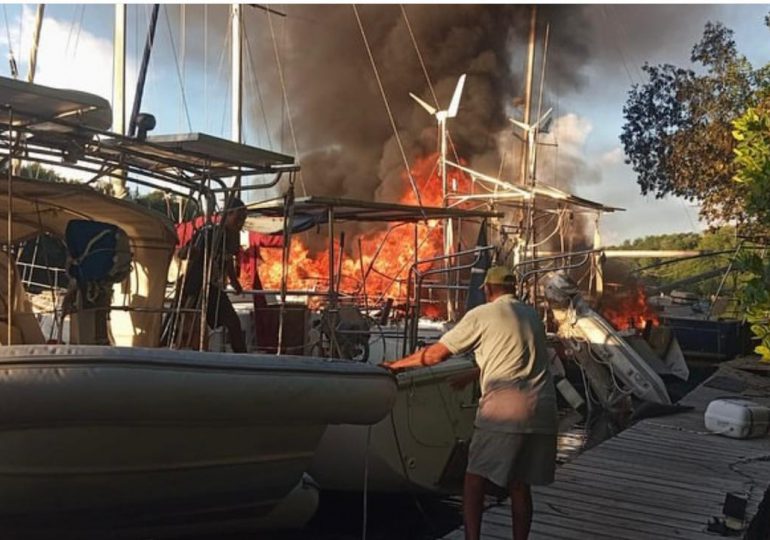 Incendio afecta velero en muelle de Cumayasa, San Pedro de Macorís