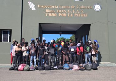 Video | Ejército detiene a 48 nacionales haitianos indocumentados en Loma de Cabrera