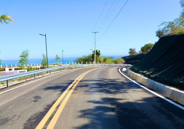 Abinader entrega carretera Villa Elisa-Punta Rucia-La Ensenada, que conecta Puerto Plata con Montecristi