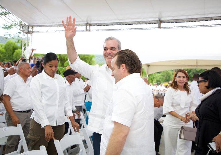 Abinader entrega puente sobre el río Bajabonico Arriba, fortaleciendo la comunicación y el desarrollo agrícola