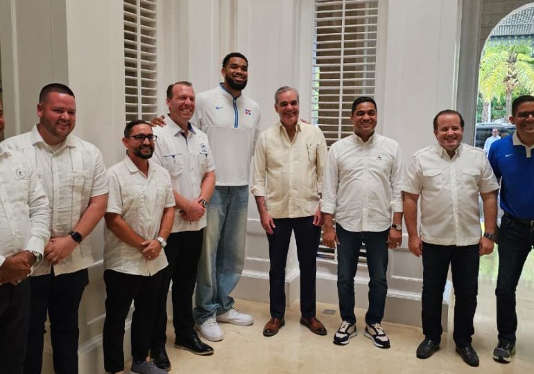 Videos | Abinader comparte en Puerto Plata con Karl-Anthony Towns, astro de la NBA
