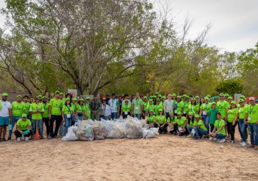 Prioriza RD realiza jornada de limpieza en Playa La Caobita en Azua