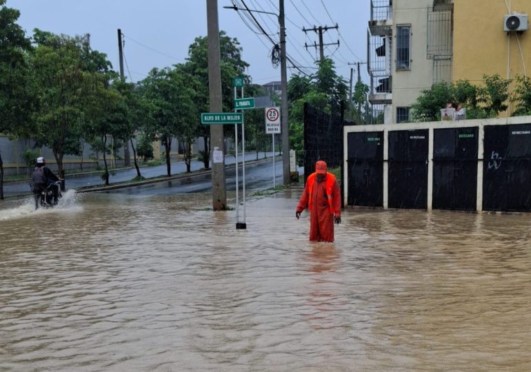 Ayuntamiento SDE intensifica limpieza de imbornales para mitigar inundaciones