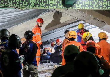 Colapso de internado en Indonesia deja al menos un muerto, más de cien heridos y decenas atrapados