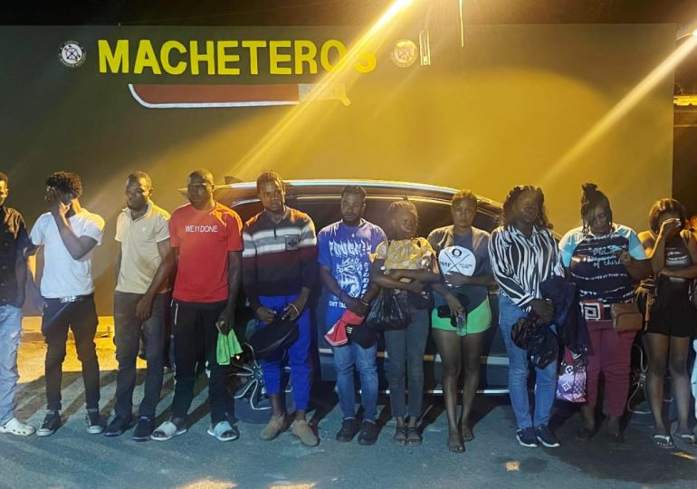 Ejército detiene jeepeta con 14 indocumentados en Mao