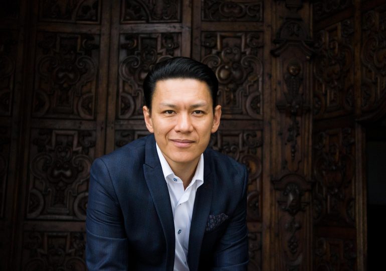 Lucy Doughty presenta a Yokoi Kenji en Cap Cana 