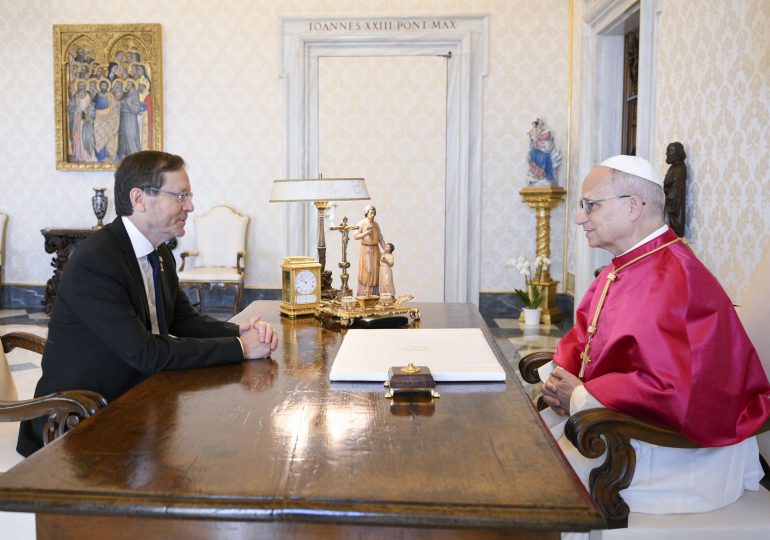 El papa León XIV recibe al presidente de Israel en el Vaticano