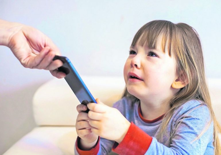 Advierten sobre el riesgo de dejar la crianza de los hijos en manos de un dispositivo móvil