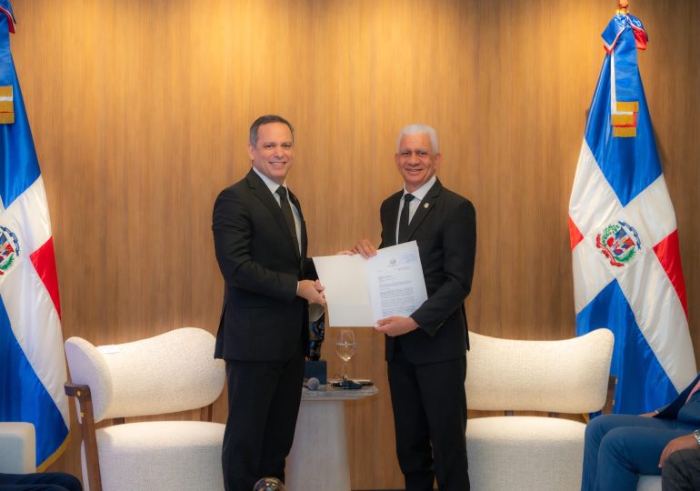 Presidente del Senado recibe de la Suprema Corte de Justicia (SCJ) proyecto que actualiza Ley de Uso de Medios Digitales