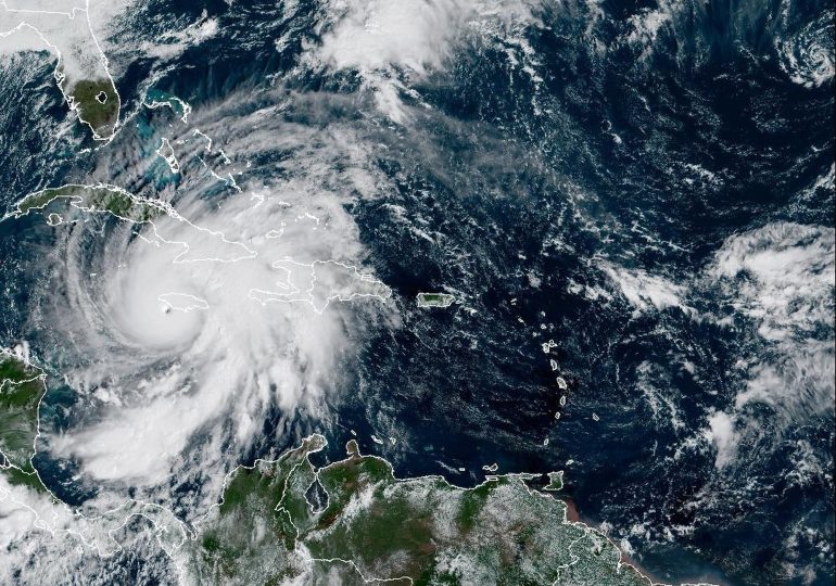 Video: El potente huracán Melissa toca tierra en Jamaica con categoría 5