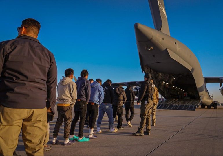 EE.UU. reporta récord de 1,6 millones de autodeportaciones en 2025