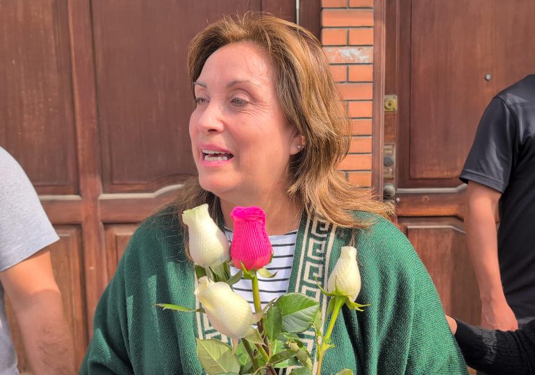 La expresidenta peruana Dina Boluarte le desea "todos los éxitos" a su sucesor, José Jerí