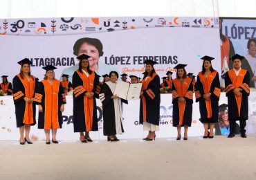 UAPA gradúa 1,170 profesionales y entrega Doctor Honoris Causa a la maestra Altagracia López