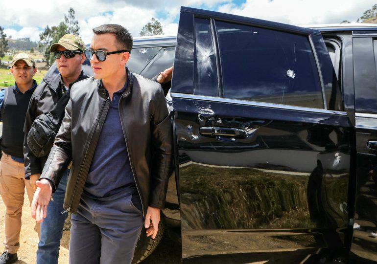 Presidente de Ecuador sale ileso de ataque con armas de fuego a su vehículo