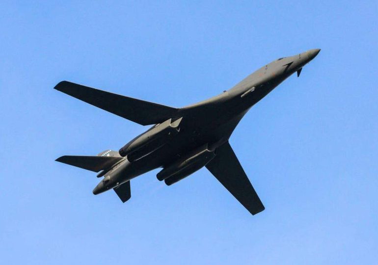 Bombardero de EEUU se acercó a la costa venezolana pero Trump dice que es "falso"