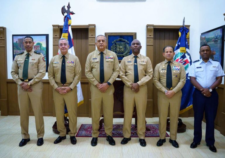 Director de Migración visita al comandante de la ARD y pasan balance a la cooperación interinstitucional