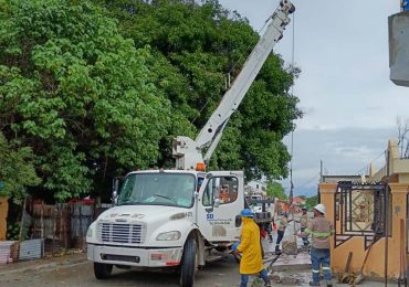 Edesur trabaja para restablecer servicio en zonas de Azua por caída de postes y salida de circuitos